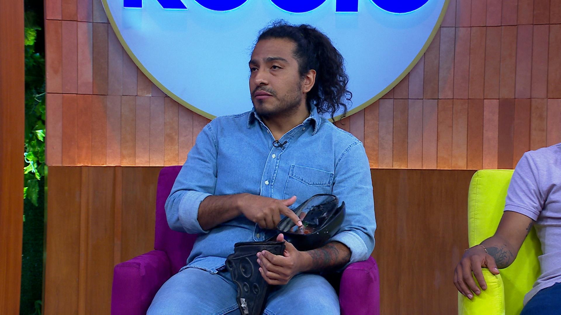 Una viene viene dañó el carro de César por no darle monedas