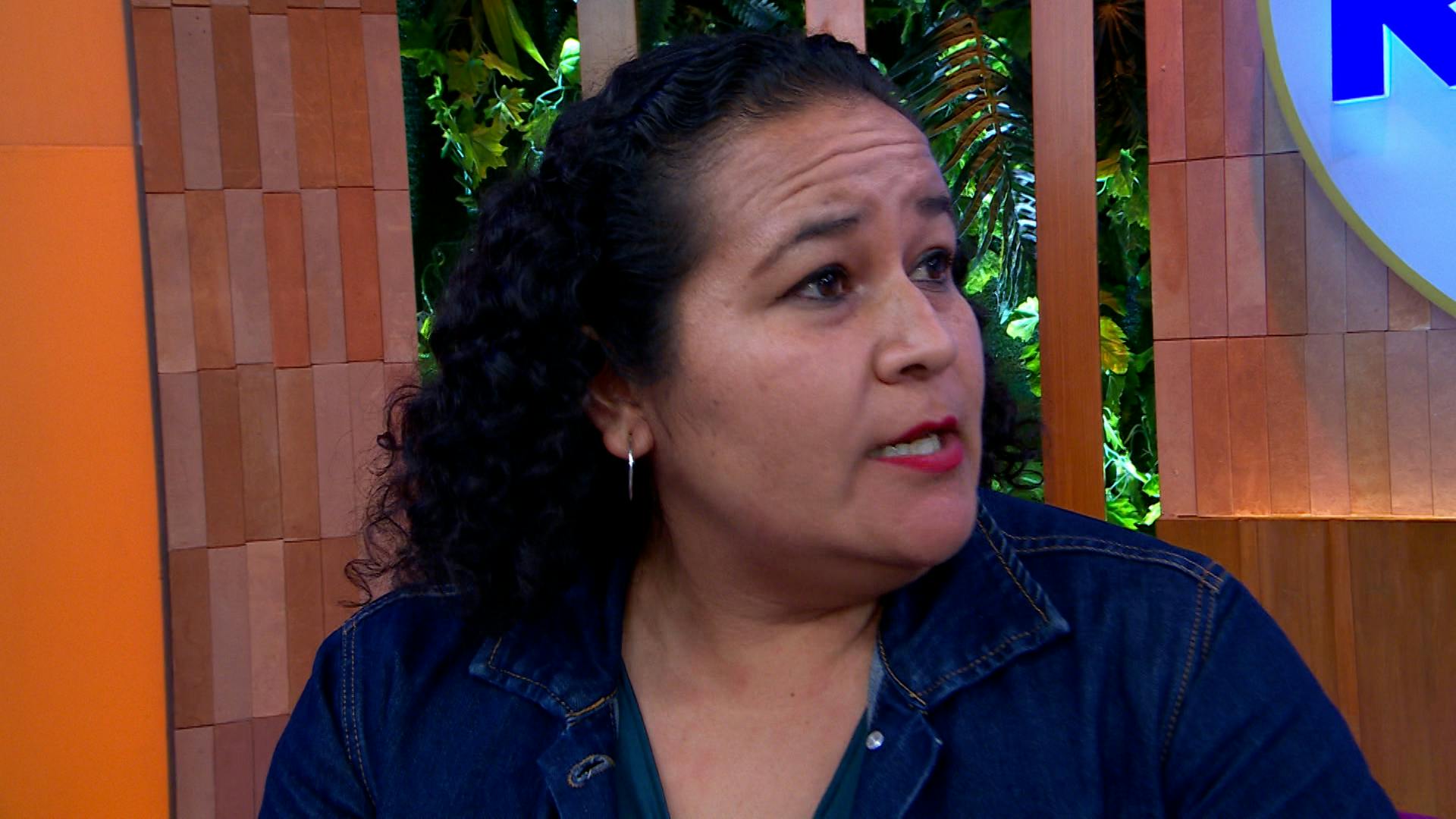 Daniela es cuñada de Juan y cree que él pierde la cabeza por el fútbol