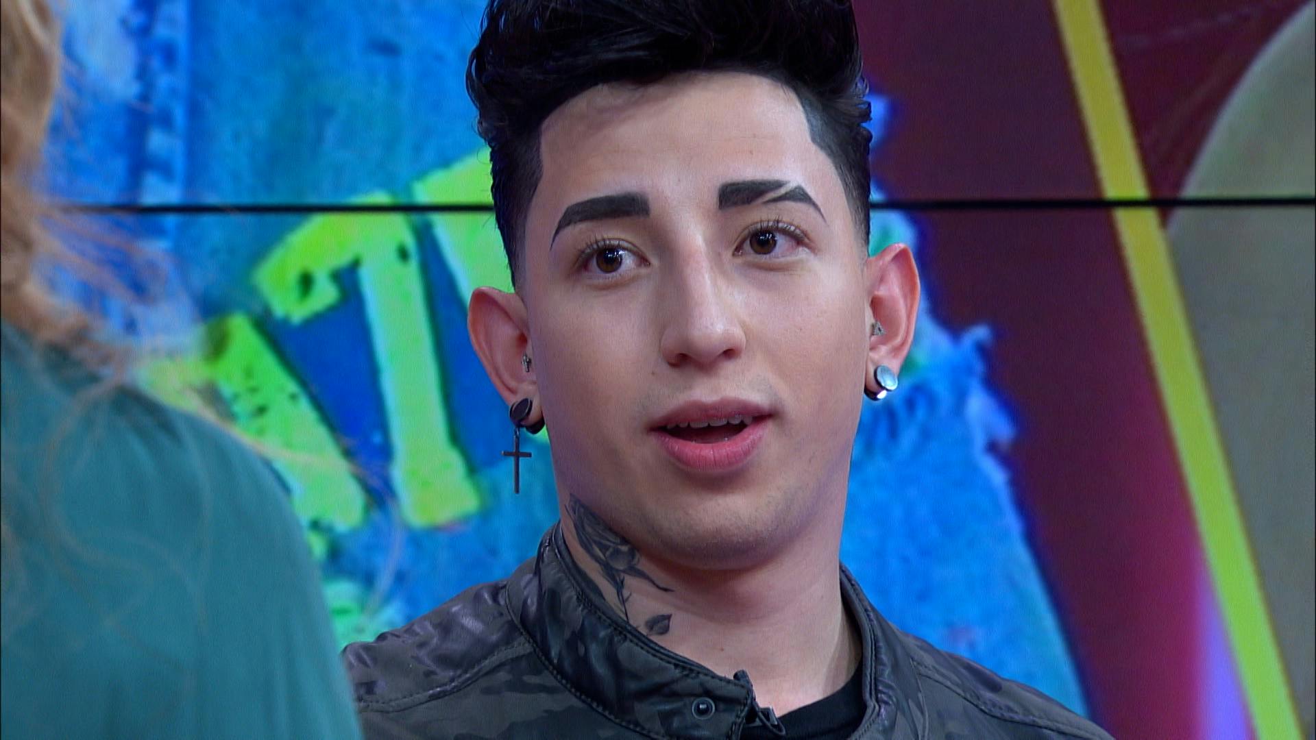 Norman afirma que solo ayuda a Jennifer y que Roberto es un muerto de hambre