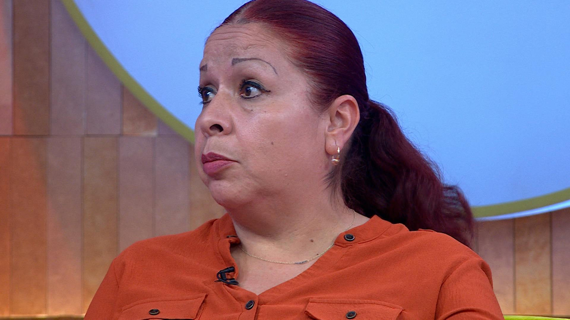 Marina regaló las cosas de su difunta madre a sus vecinas y vecinas