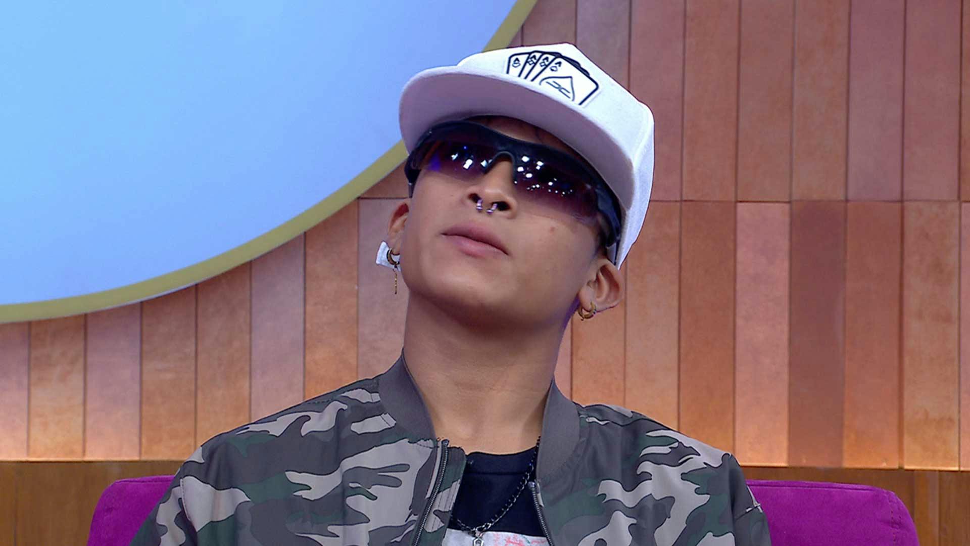 José está molesto porque su abuela dice que anda de ratero