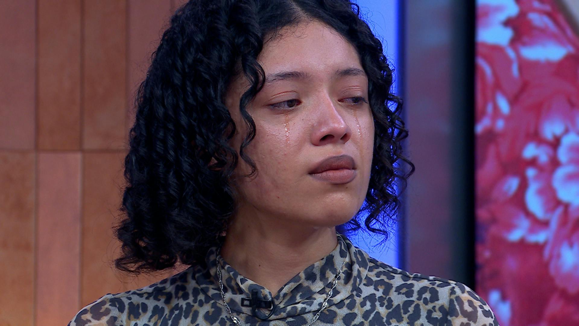 Mientras la mamá de Mildred estaba en la fiesta, su tía la maltrataba