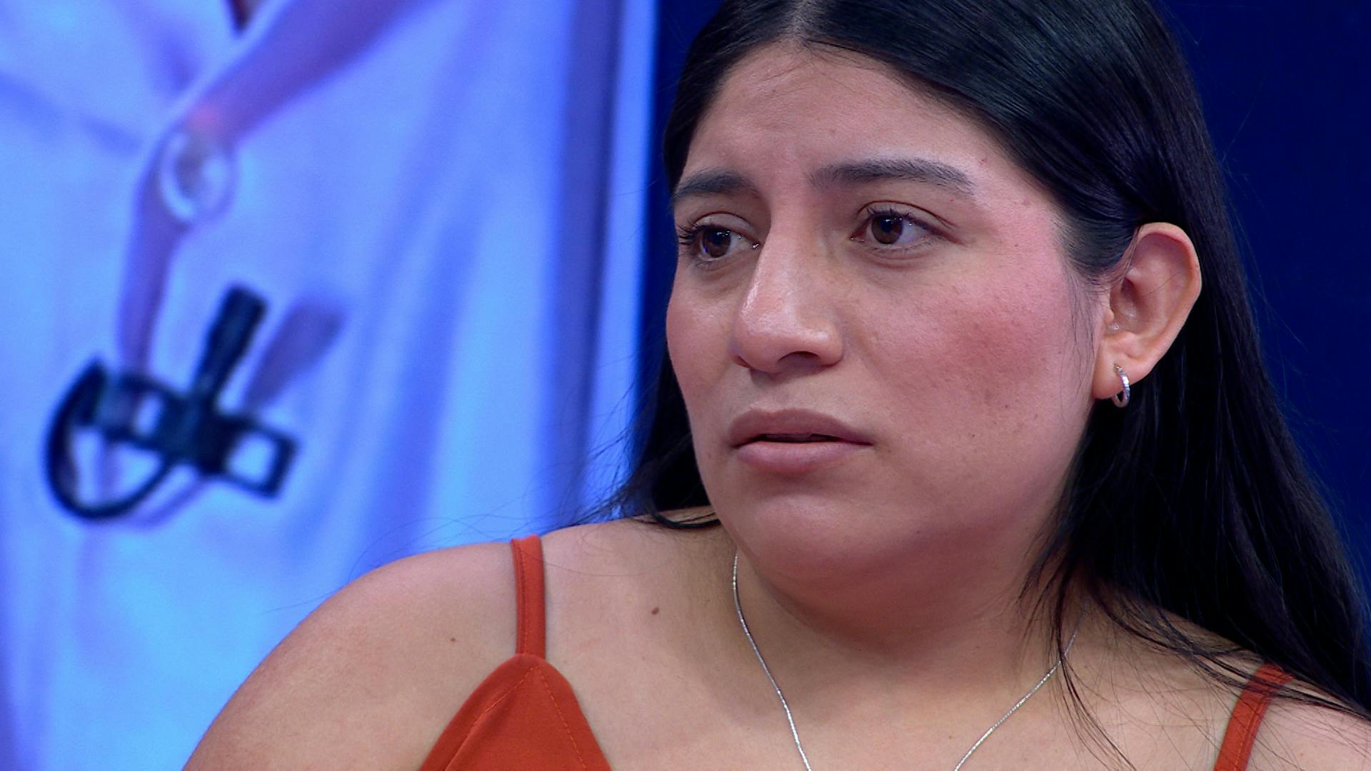 Monserrat tiene una relación con Mikel y él anda con otra mujer