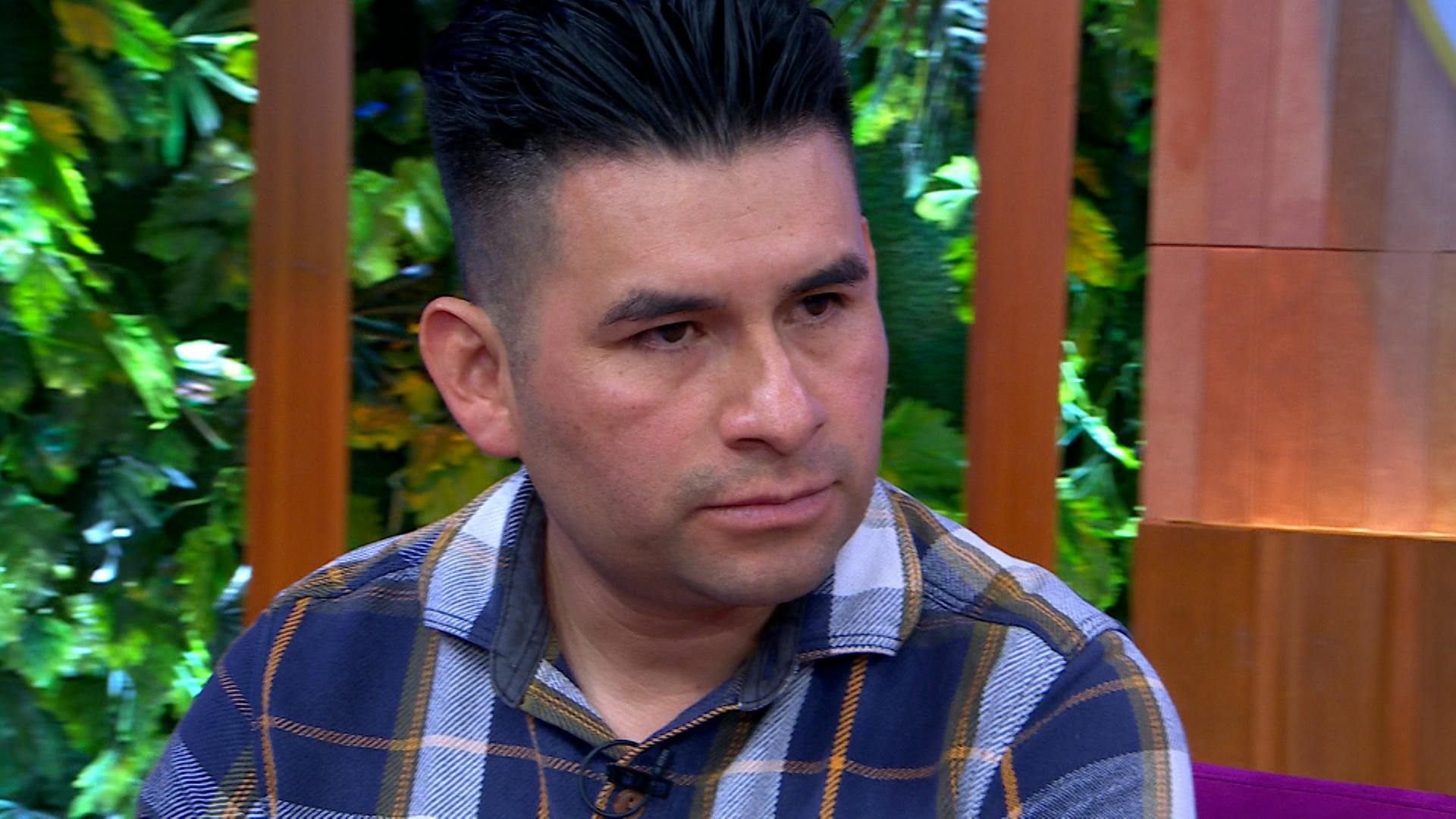 Jesús anda con Lourdes, quien le veía la cara pues era casada