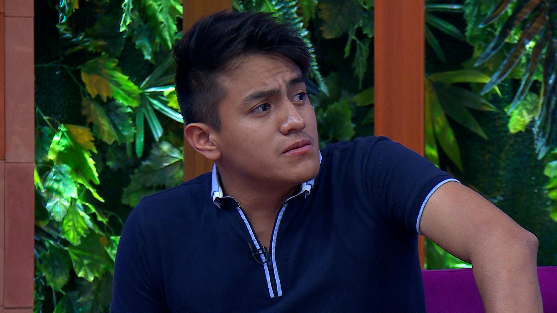 Alberto se enteró que Estela ha enviado fotos a Óscar, su amigo