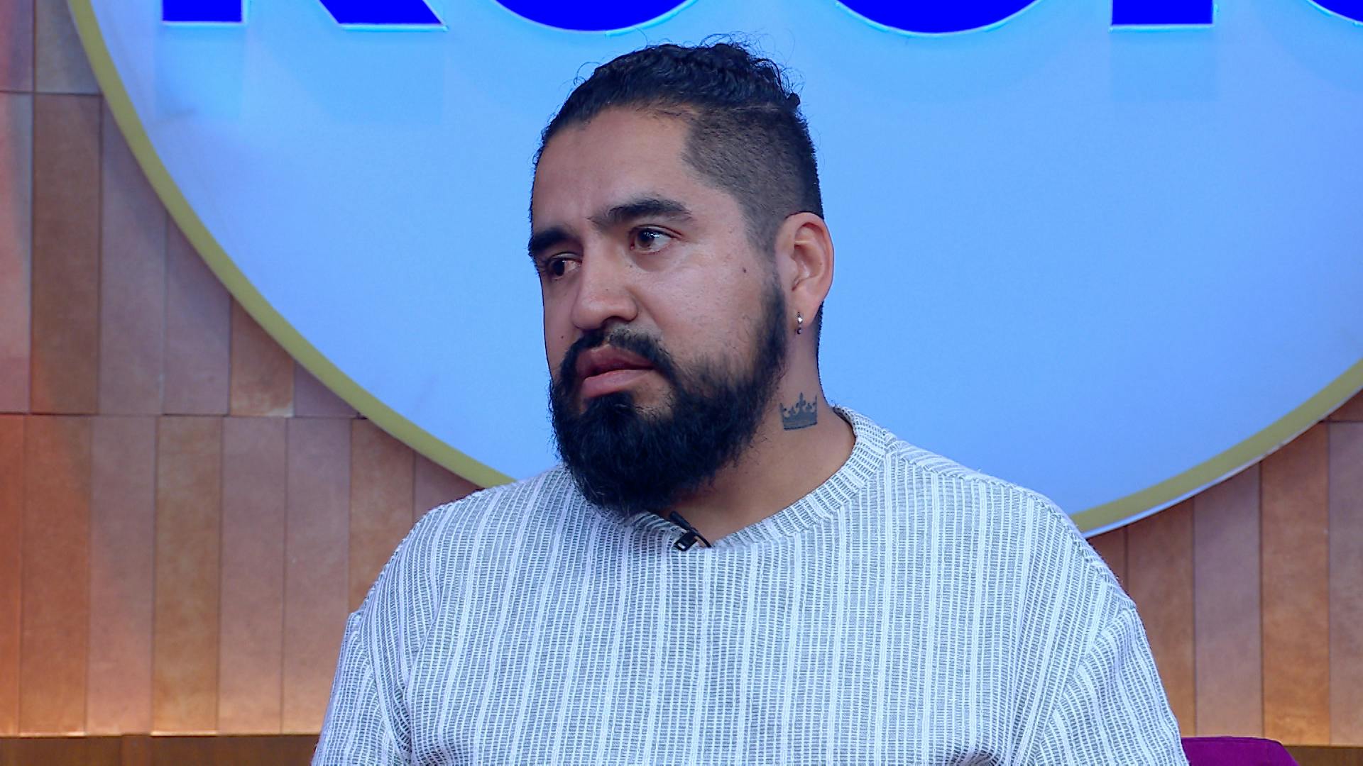 Julio tiene la vista deteriorada y Carla lo ofende cada que puede