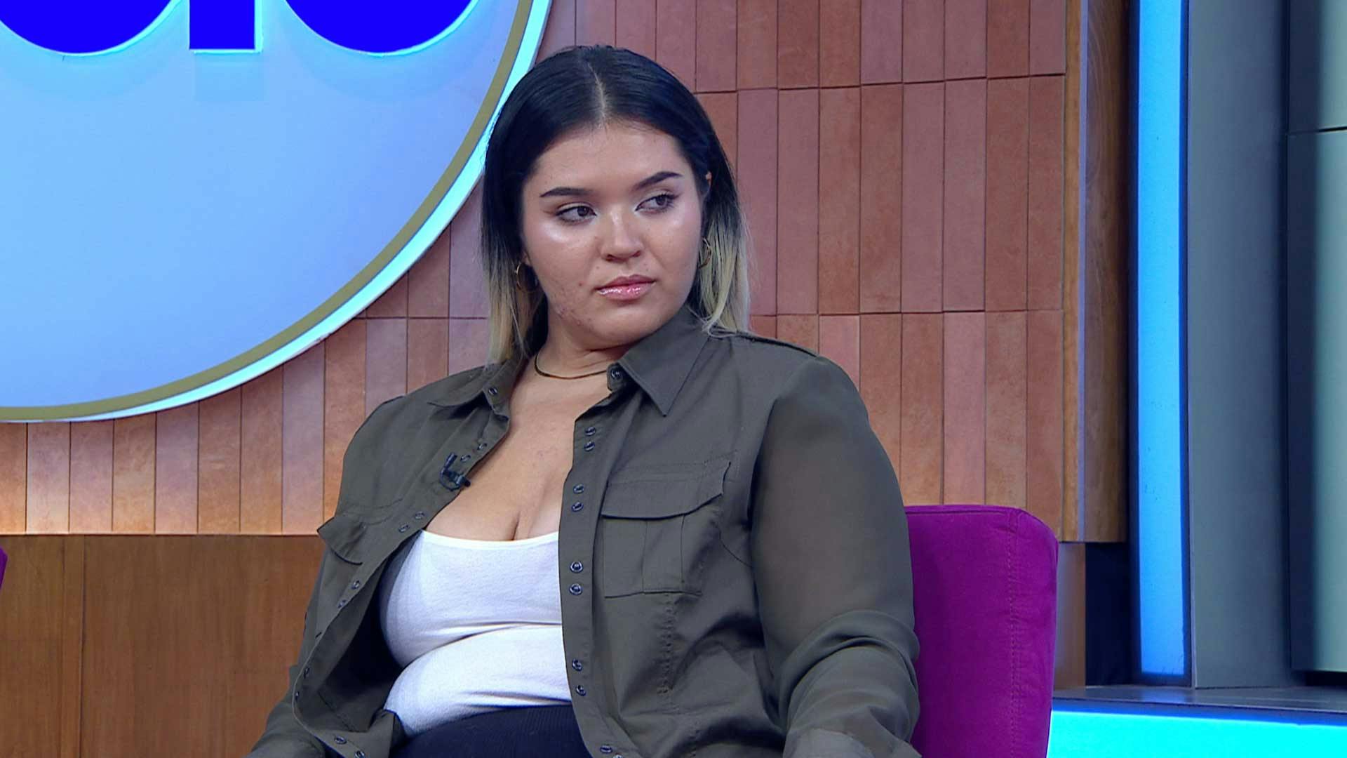 Camila le chasquea los dedos a Claudia y la trata como se lo merece