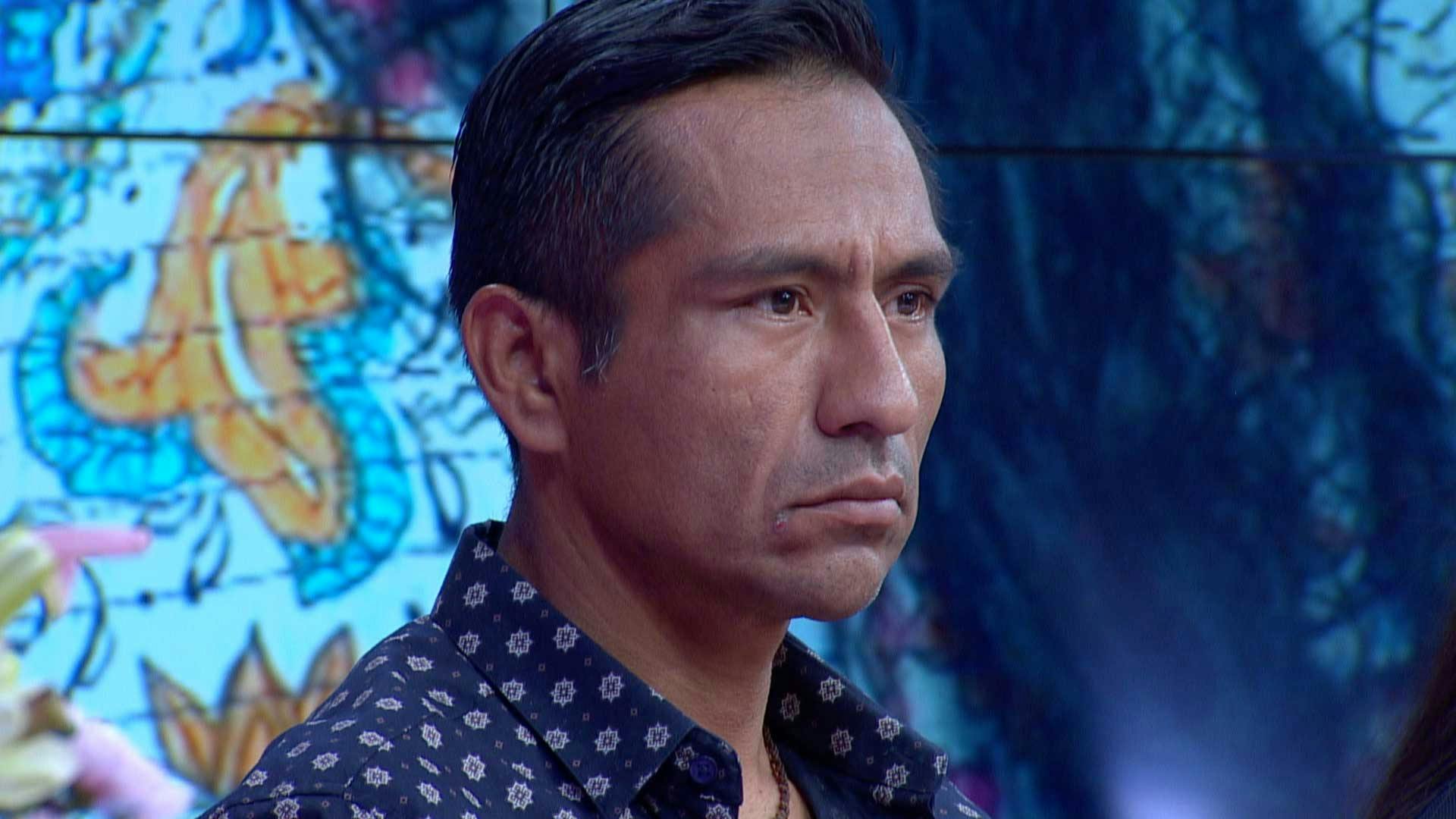 Josué cuida a Liz y la acompaña cuando tiene citas con clientes