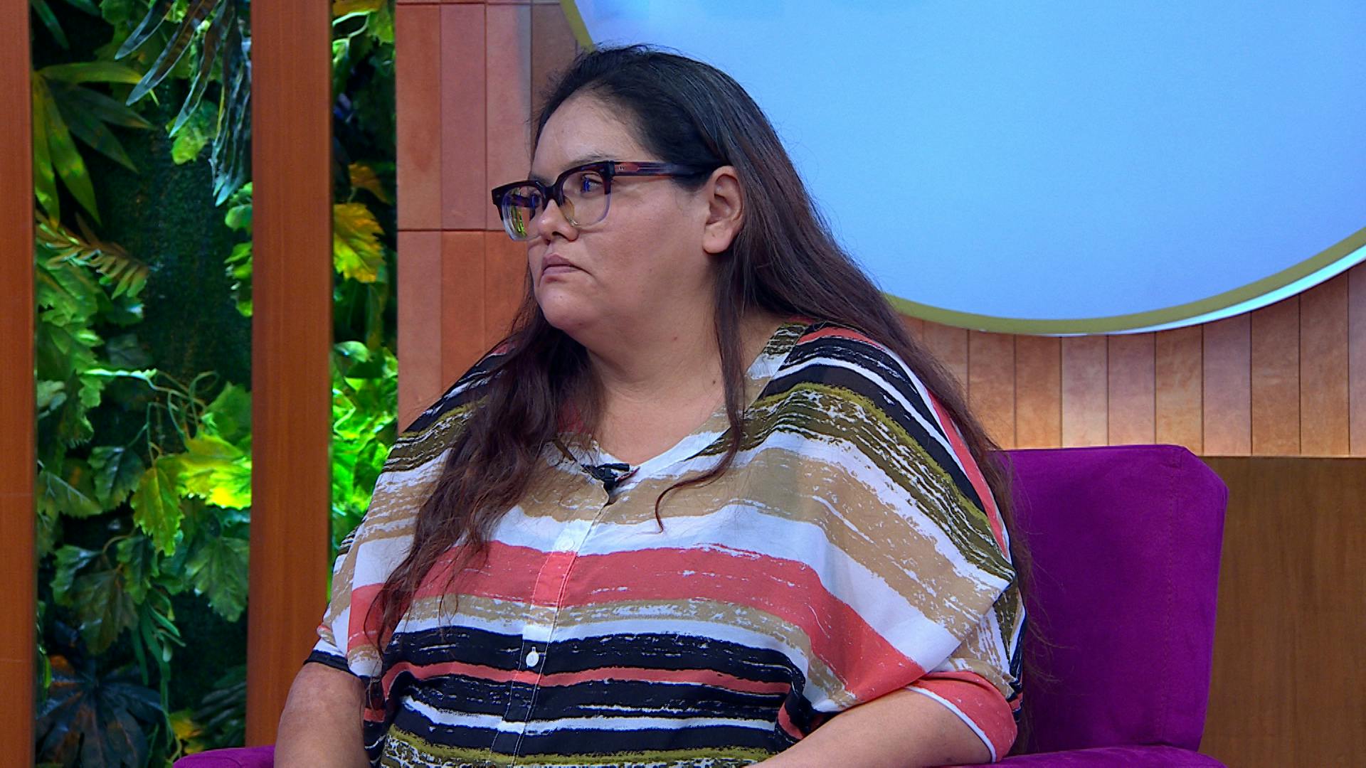 El novio de la mamá de Mabel le quita su dinero de la pensión