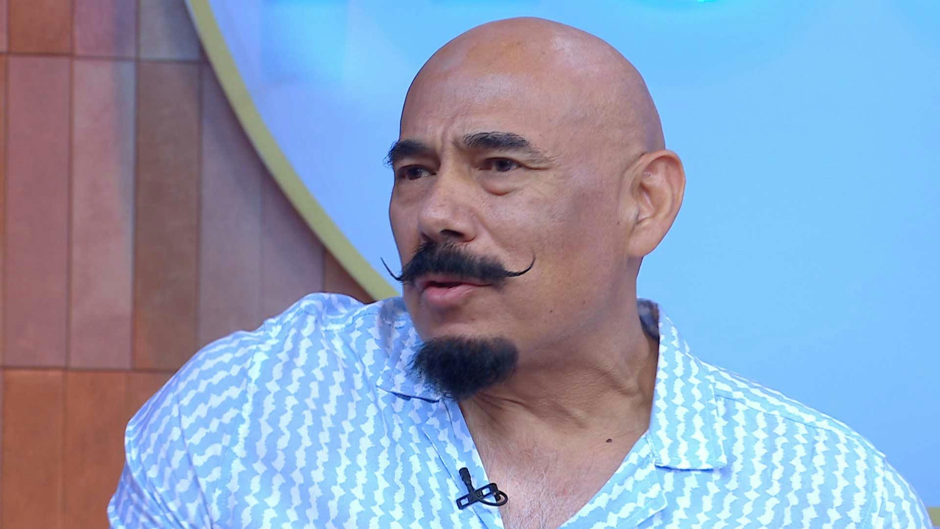 La vecina de Luis lo espía seguido para verlo en poca ropa 