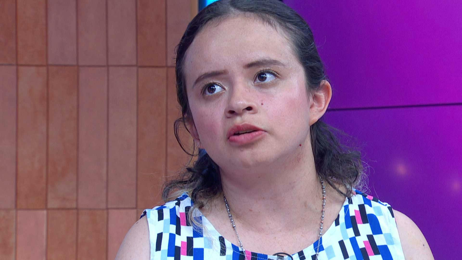 Ivonne paga para que la dejen tocar el violín en el tianguis