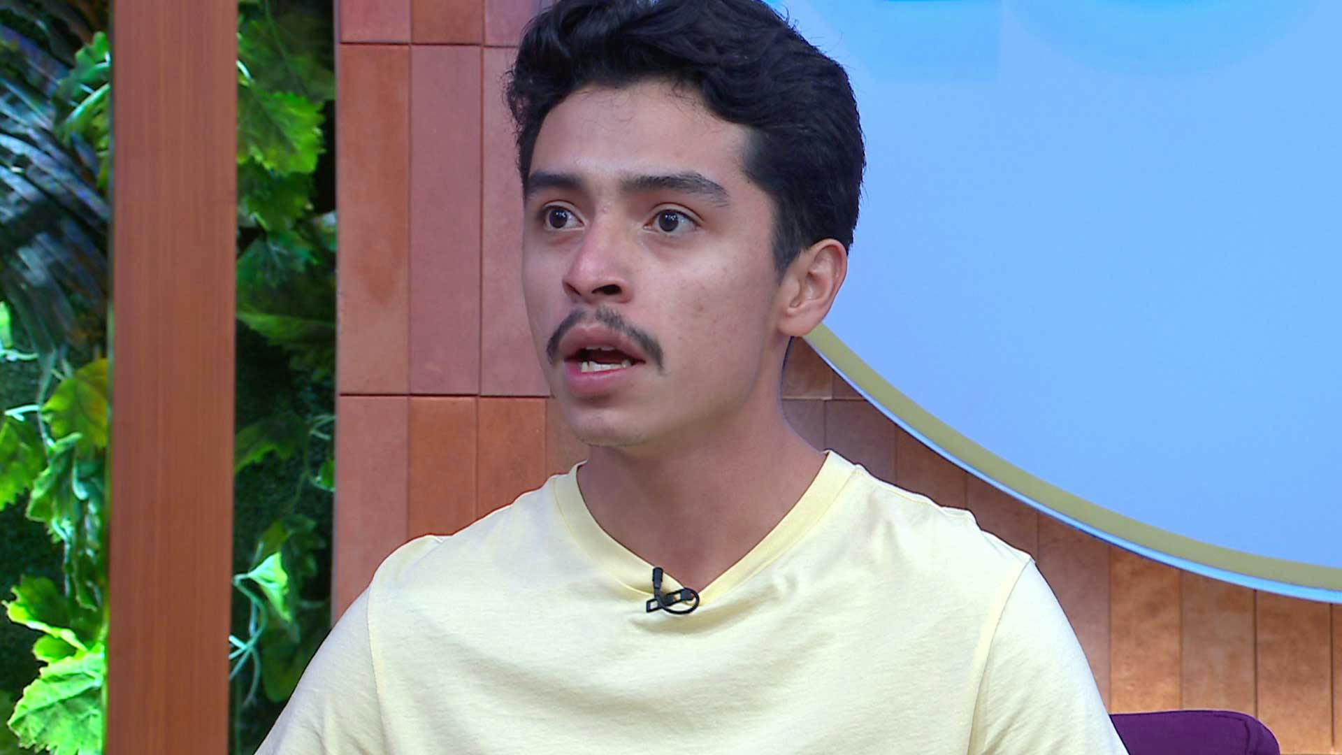 A Dennis lo corrieron por escuchar una conversación que no debía