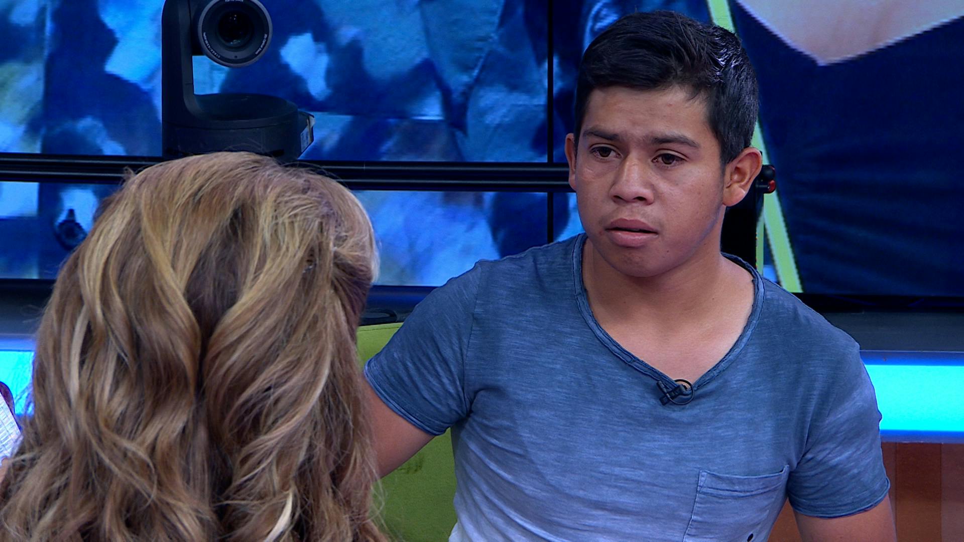 Iván y sus hermanos venden cosas para poder alimentar a su hermana