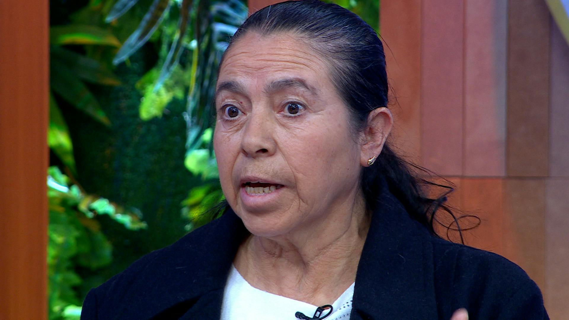 El hijo de Sara hace el quehacer mientras su nuera se rasca el ombligo