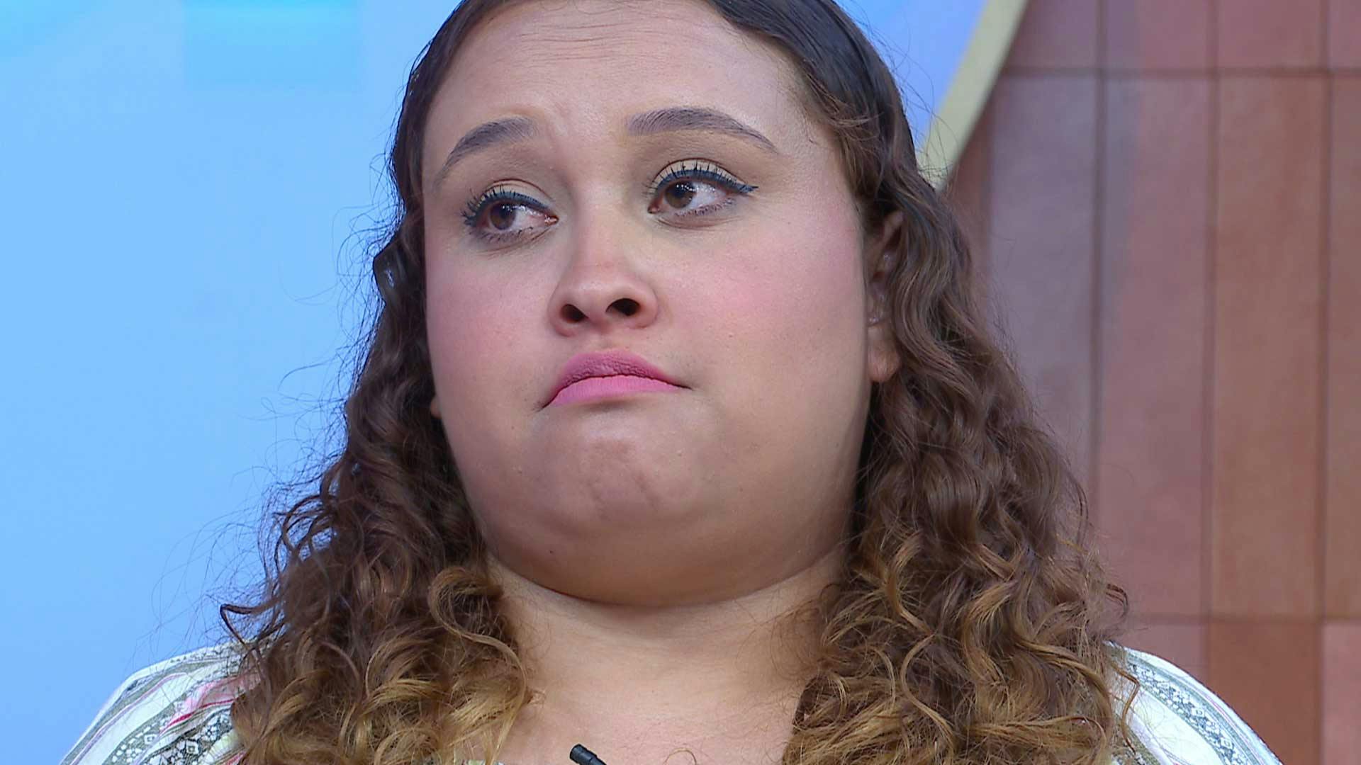 La cuñada de Esmeralda se cuelga del pescuezo de los camioneros