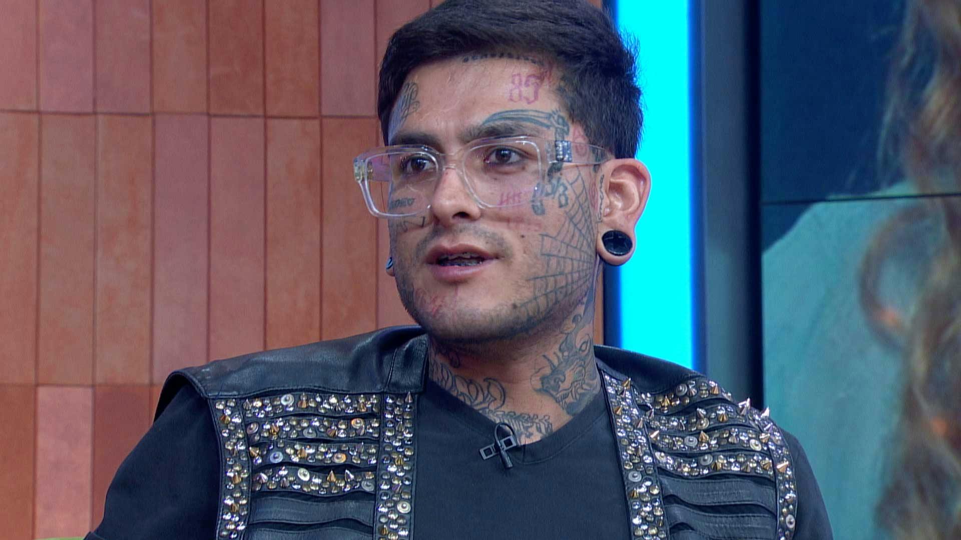 Iván quiere ser estrella de rock, pero no mantiene a su familia