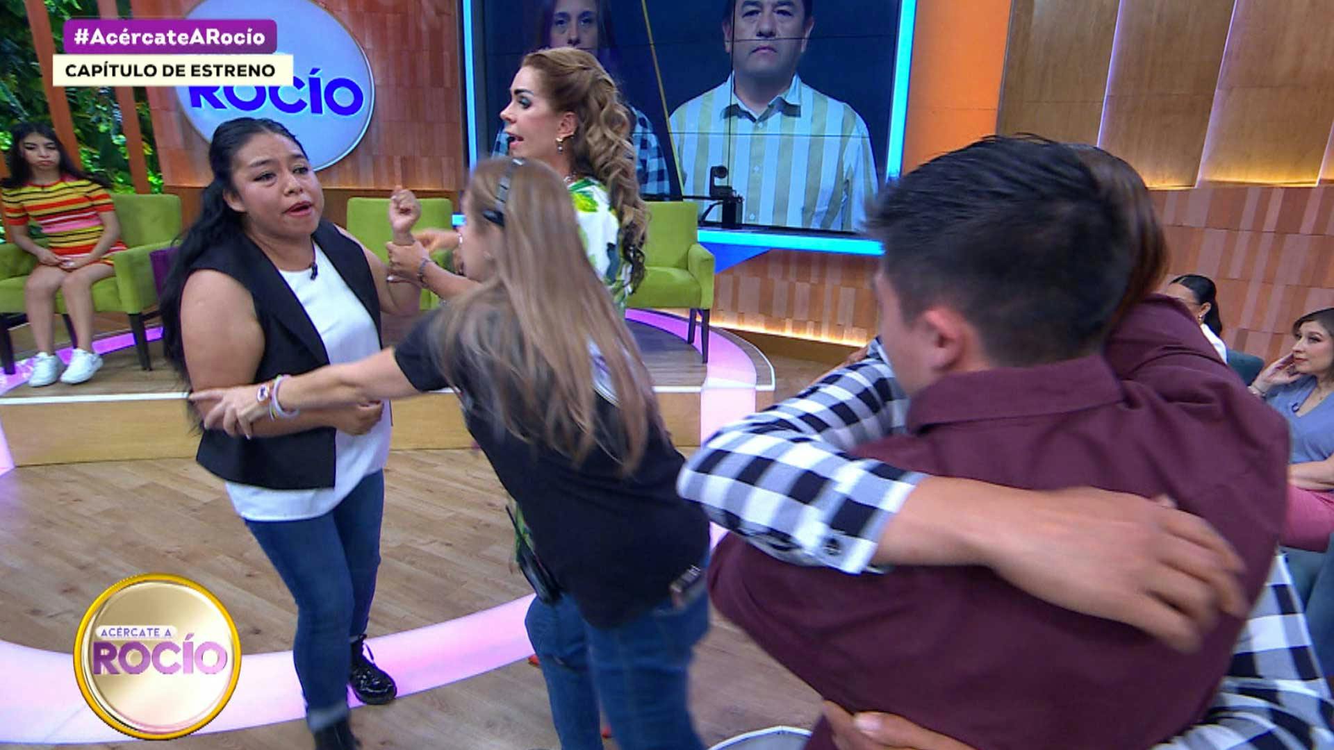 César se reencuentra con su madre y su madrastra pierde los estribos