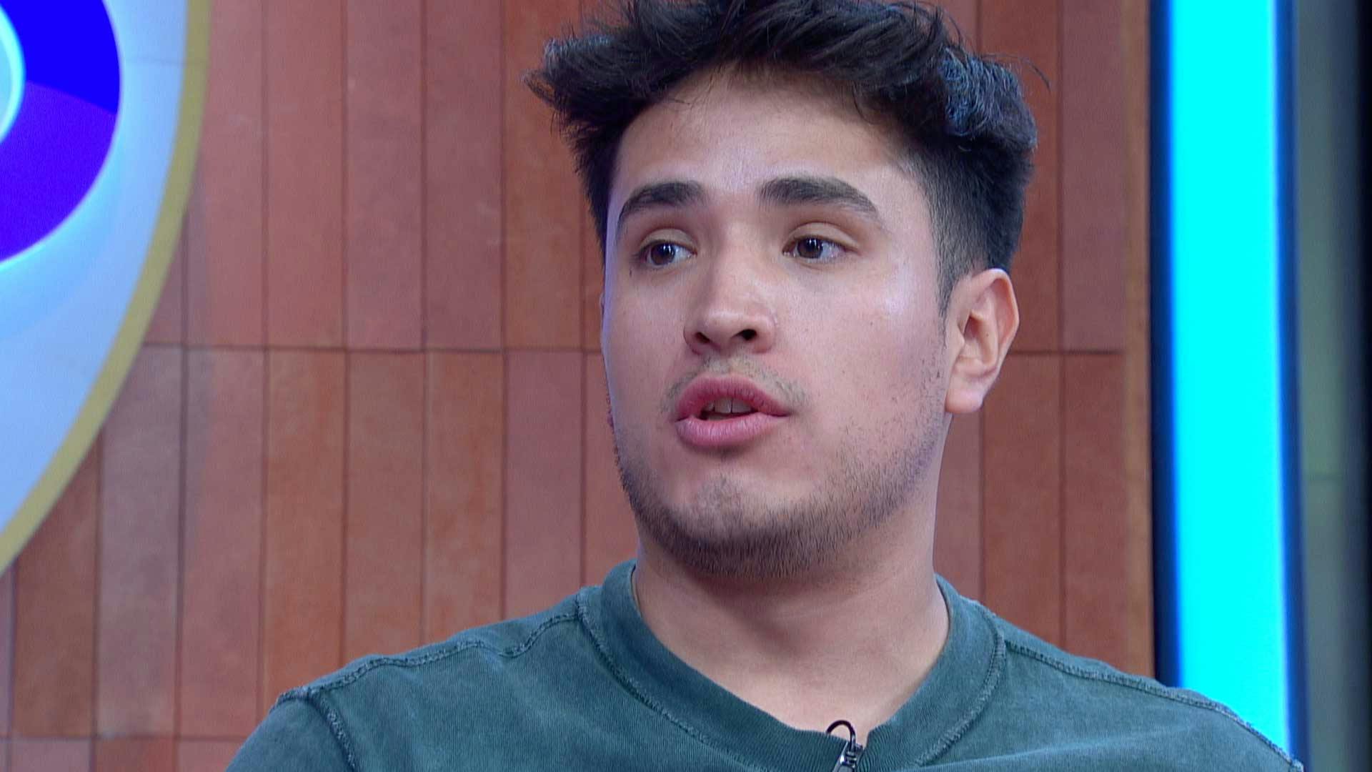 El hermano de Ángel es un vividor que le saca ventaja a todo