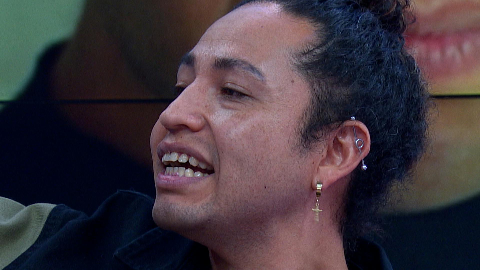 Luis le ayuda a su mamá con el quehacer de la casa aunque no le paguen