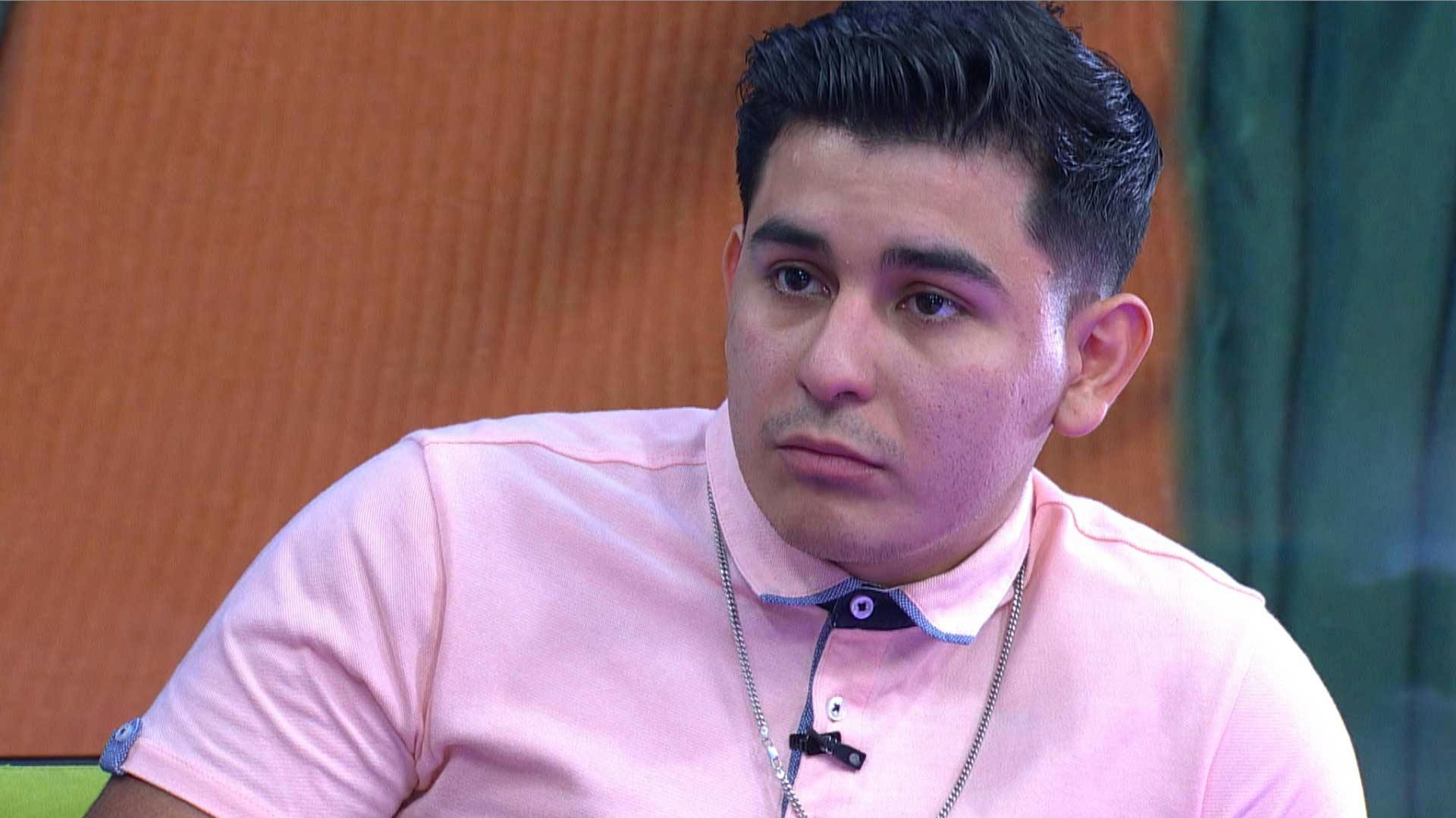 Jesús se acaba de enterar de que Alfredo no es su verdadero padre