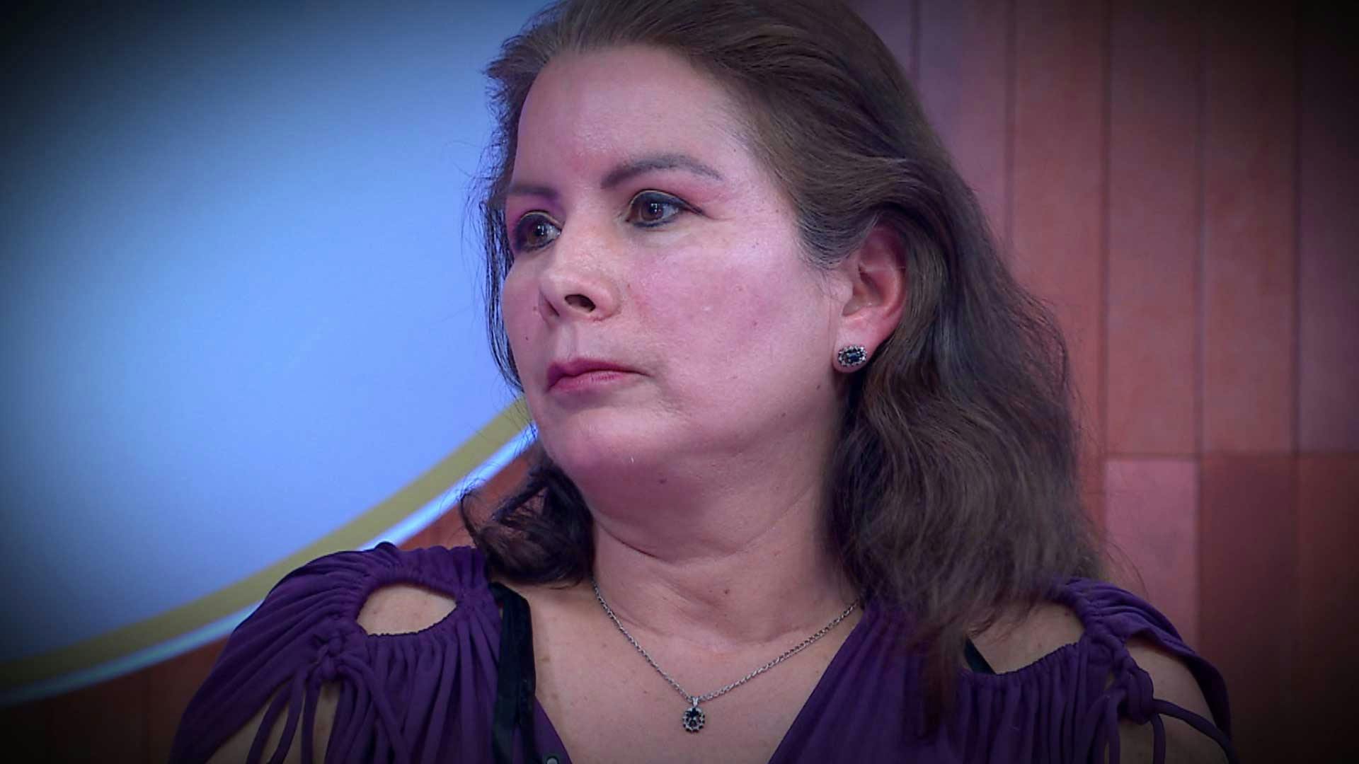 Corina está muy enojada porque una trepadora le quiere quitar todo