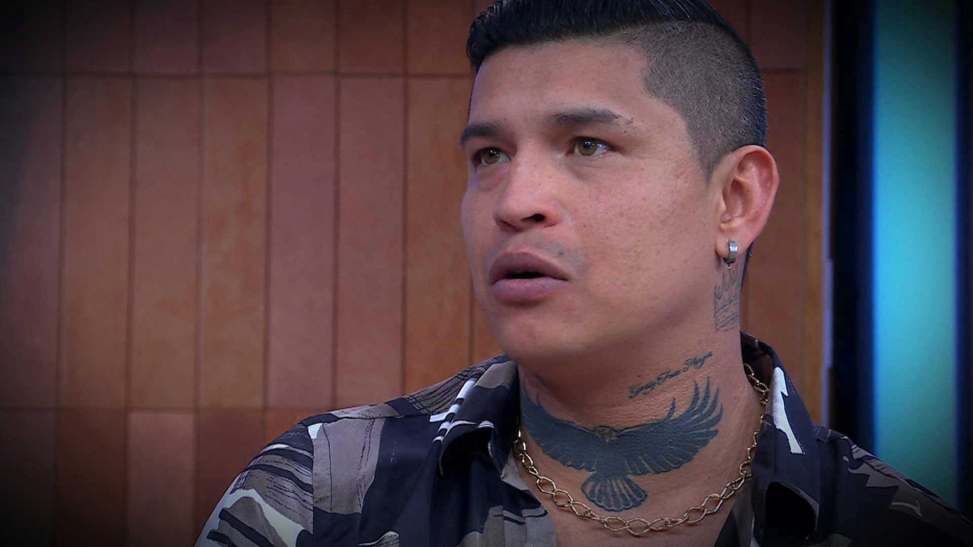 Gustavo acepta que cometió un error al venderse por dinero extra