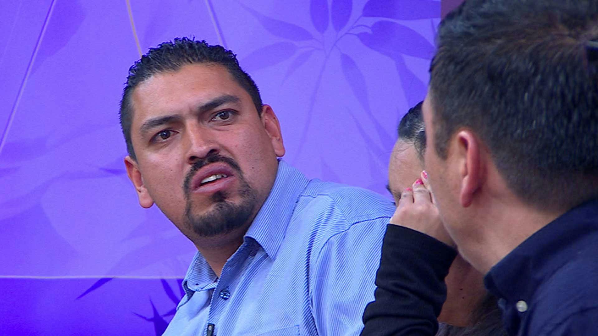 Julio dice que Luis guarda imágenes de hombres en su celular