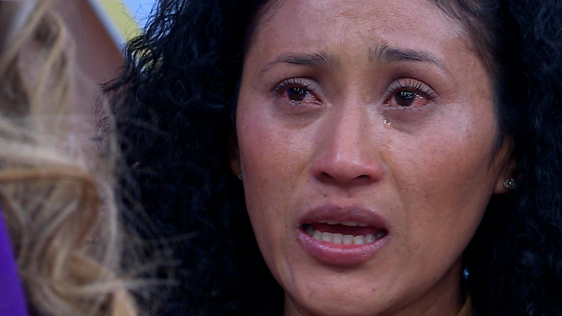 Mireya está desolada, ya que sabe que Jorge su esposo, no la quiere 