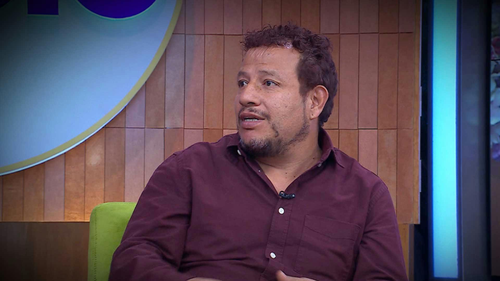 Juan está preocupado pues su hijo escucha corridos tumbados