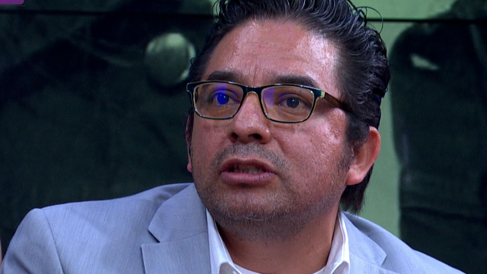 Abraham quiere que Arturo se haga responsable del embarazo de su hija