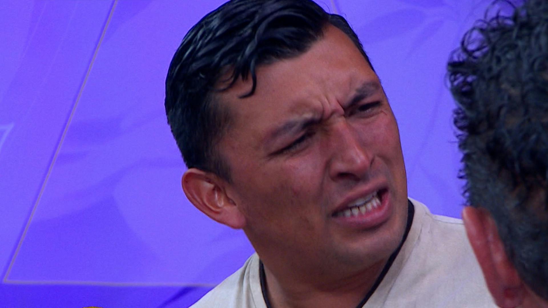 Alejandro cuestiona la dignidad de Lesli tras enterarse de sus engaños