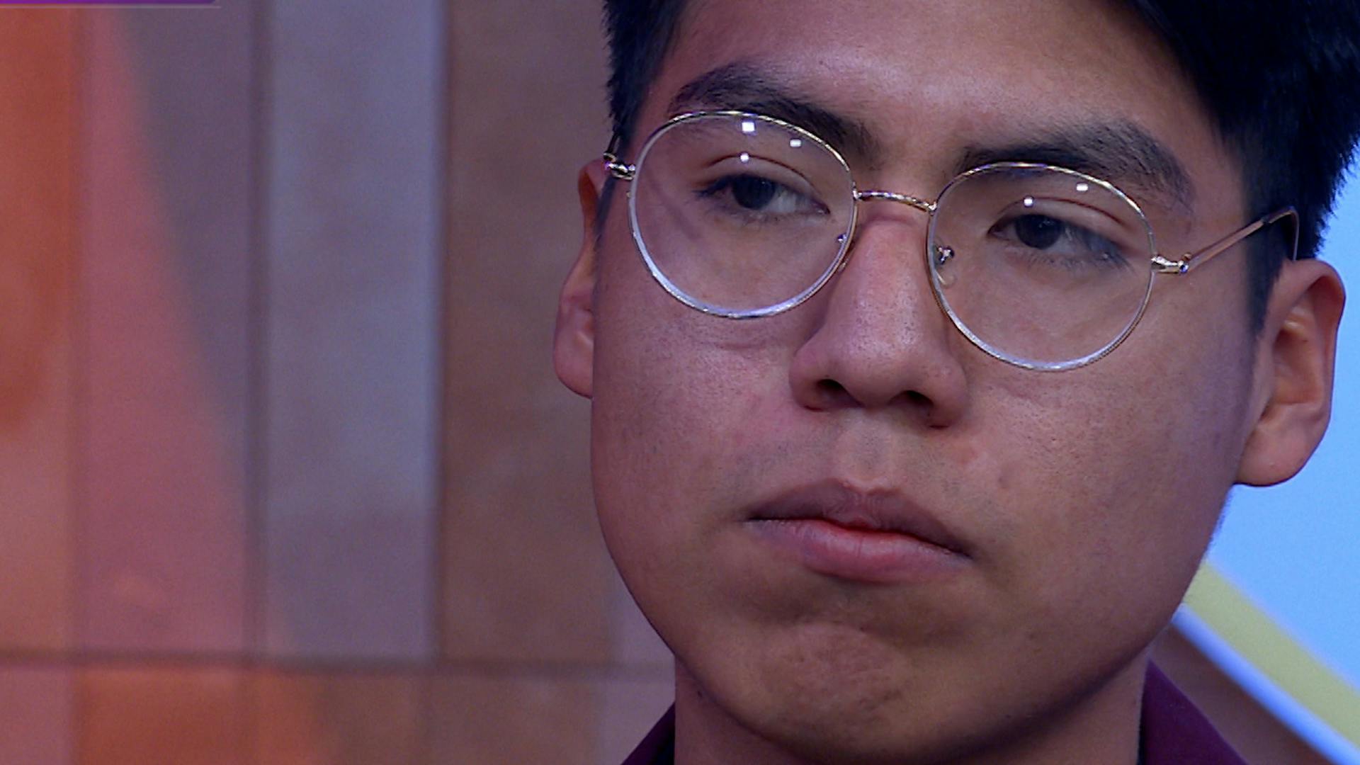 Israel está enojado pues le parece injusto que molesten a su amiga