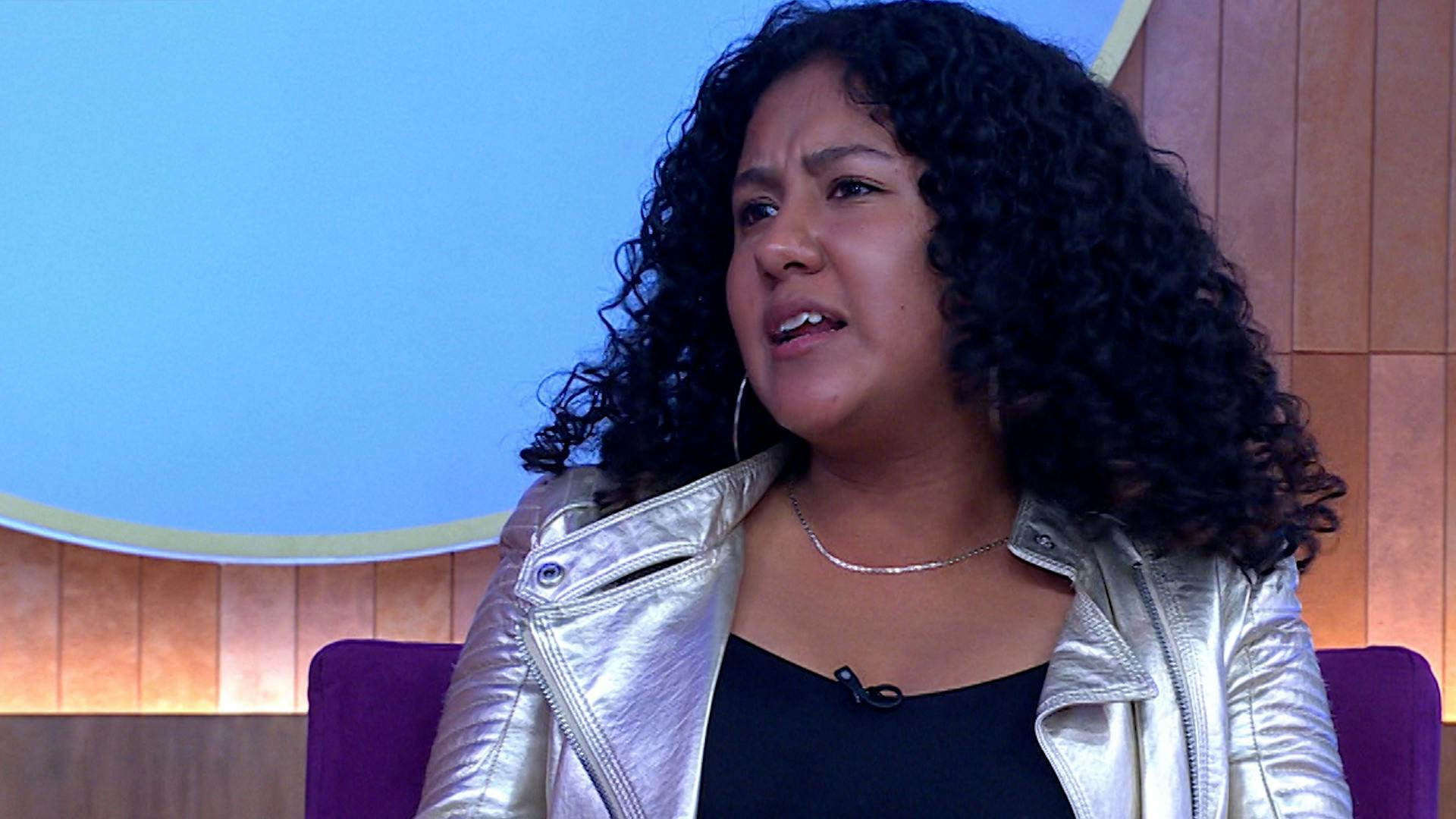 Daniela hace memes a Silvia, una chica que le hace cartitas a su novio