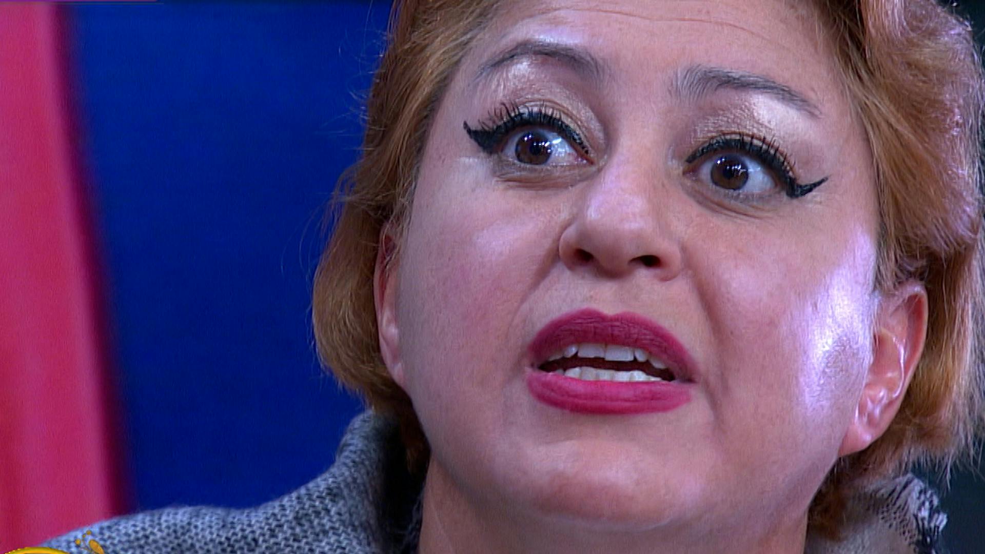 Carmen está molesta porque la ex de su pareja los hostiga