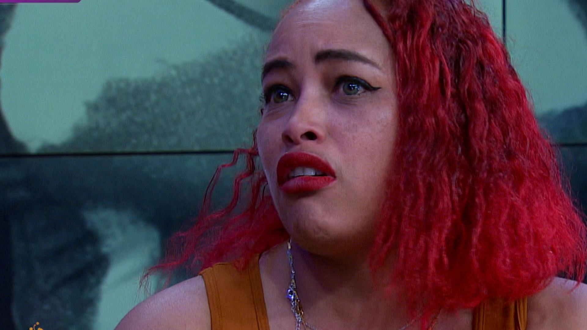 Juana dice que su jefe se quiere acostar con ella y que le debe dinero