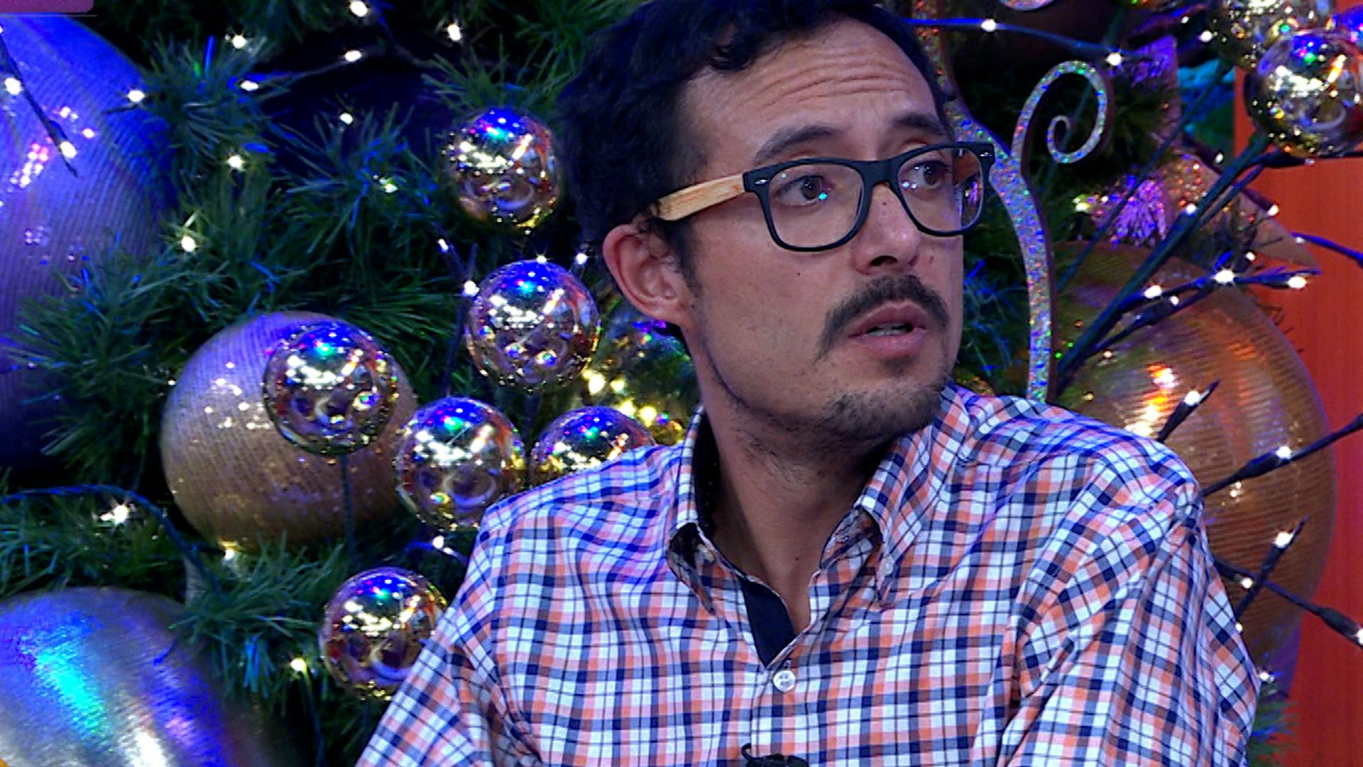 René no acepta que su mamá se haya metido con un tipo menor que ella