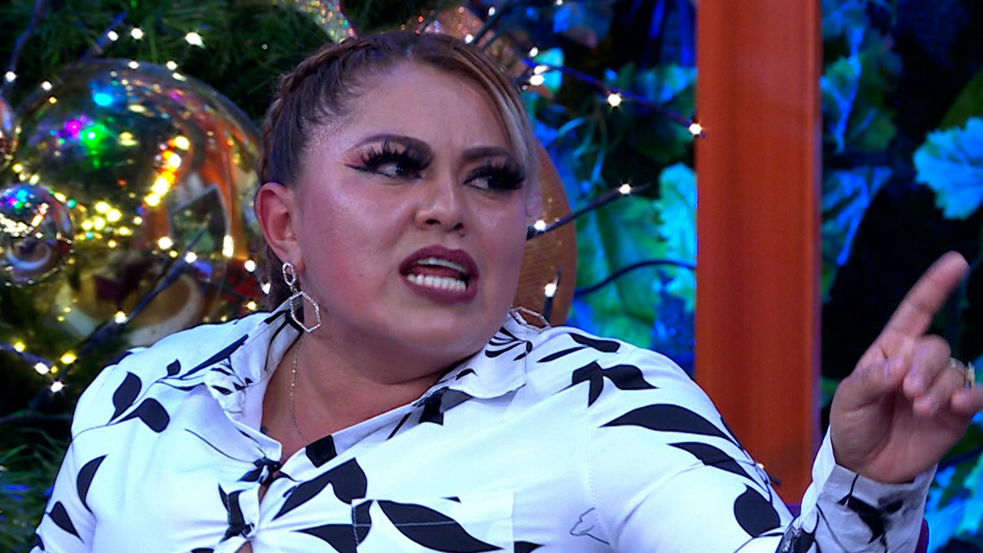 Yayis dice que su mamá la dejó en la calle y sin estudios a los quince