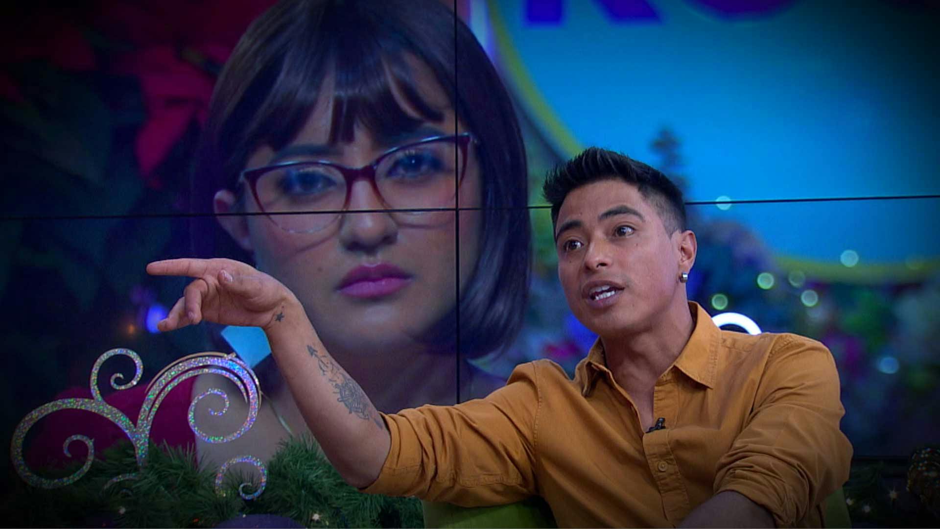 Fernando comparte sus fotos desnudo en internet y su cuñado lo juzga