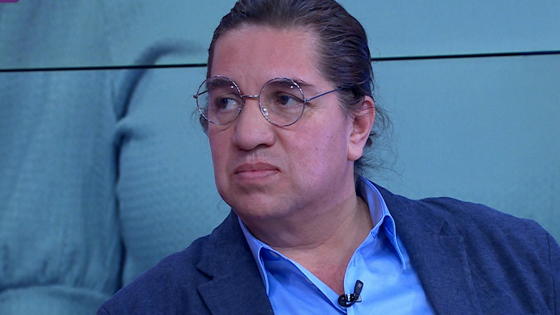 Arturo advierte que su mujer se las va a pagar por ser infiel