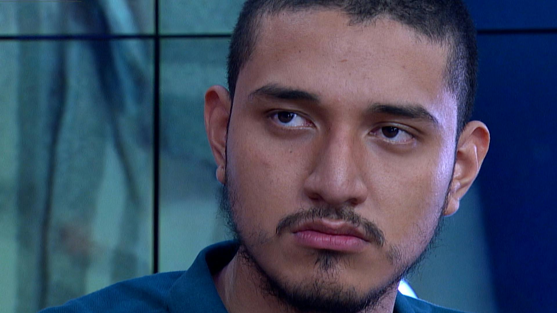 Arturo ha caído en los vicios y él asegura que es culpa de su madre