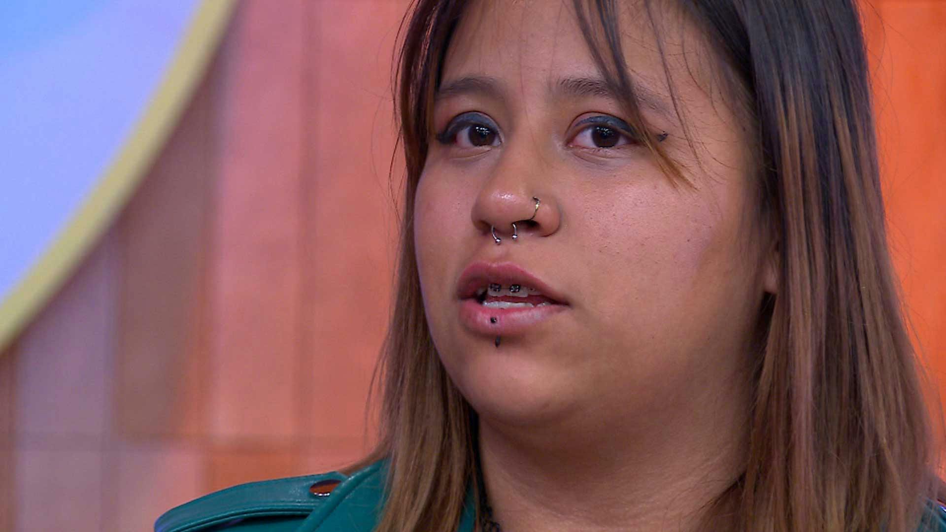 Adriana piensa que su madre no comprende su dolor por lo que pasó.