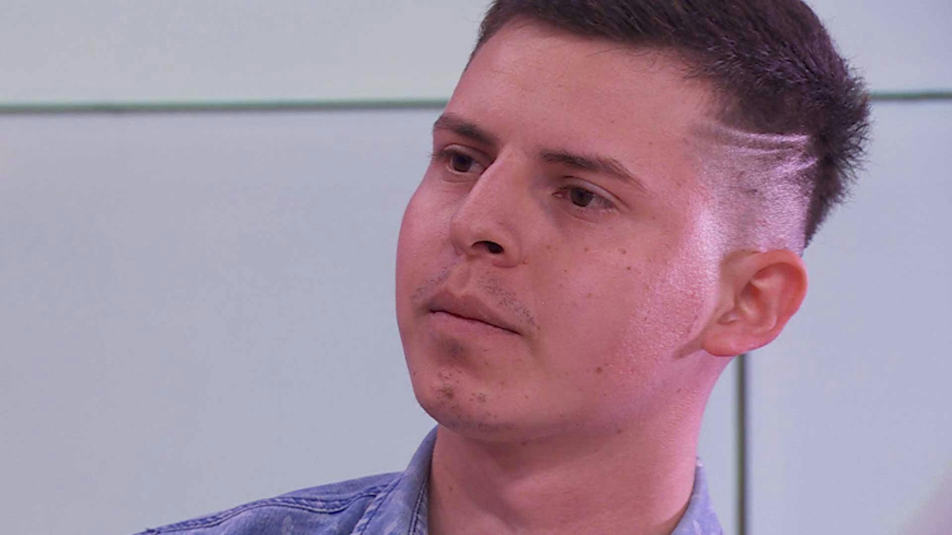 Carlos es el exnovio de América. Vino a revelar la verdad de ella.