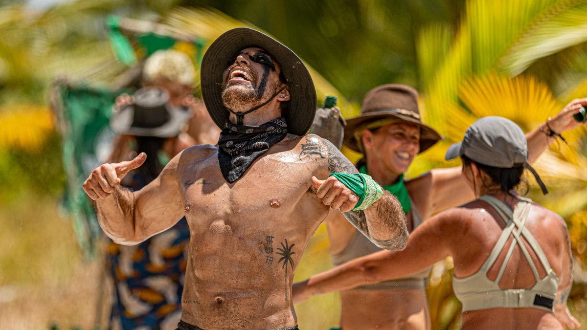 ¡Las cosas se calientan entre Héroes y Villanos! Así se pelean en pleno juego