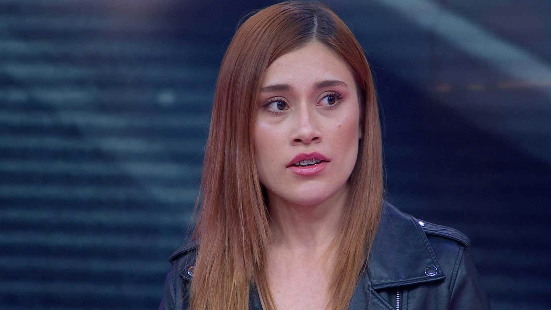 ¡No somos calientes! A Janet la sorprendieron romanceando en la calle