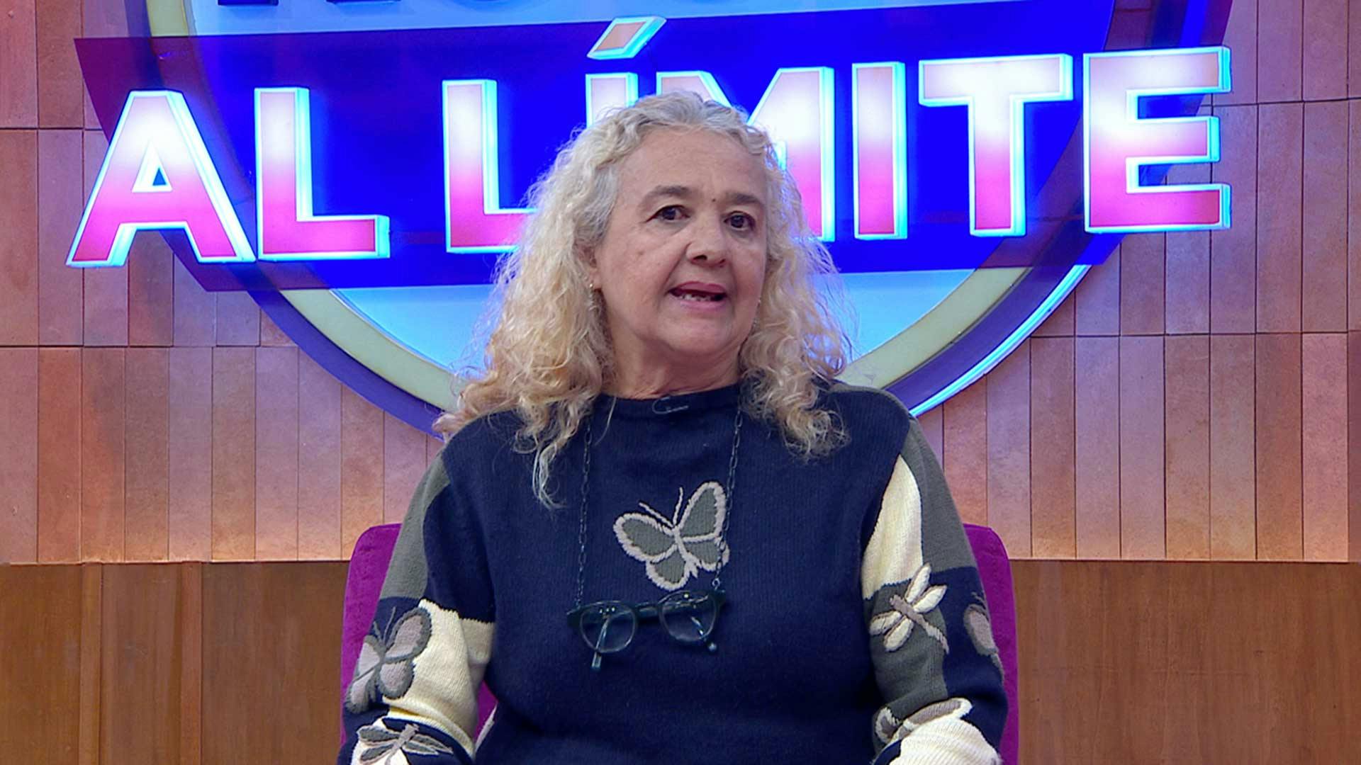 A Karina le da asco que su hija se desvista por dinero