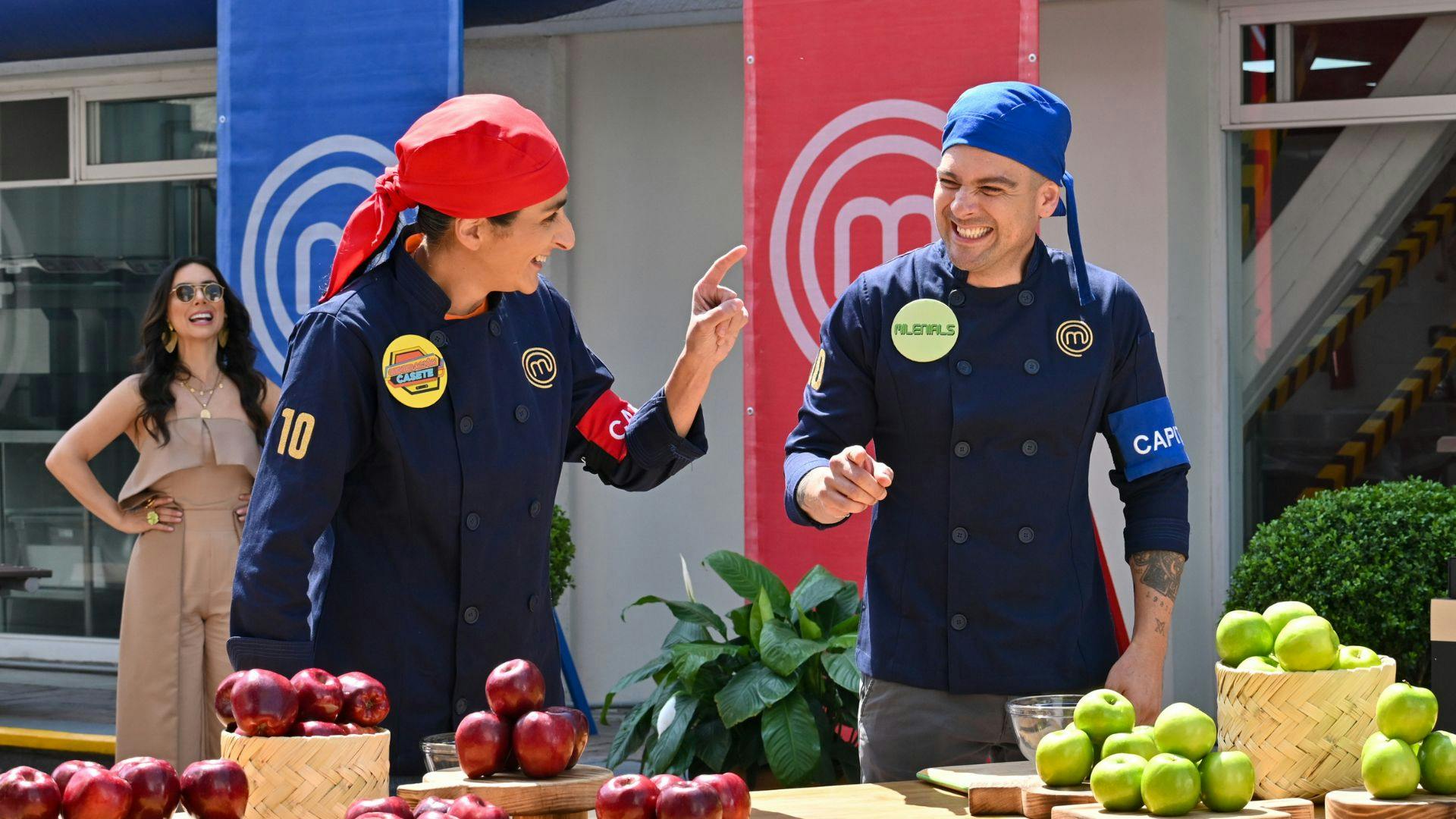 Quirarte y Bárbara se enfrentan a un reto de pelar manzanas. ¿Quién tuvo la mejor técnica?
