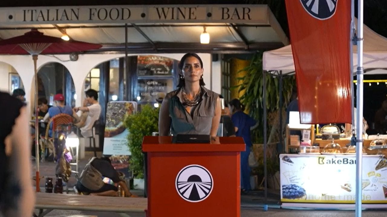 Parejas deben encontrar el resto de los huevos en un mercado repleto de gente