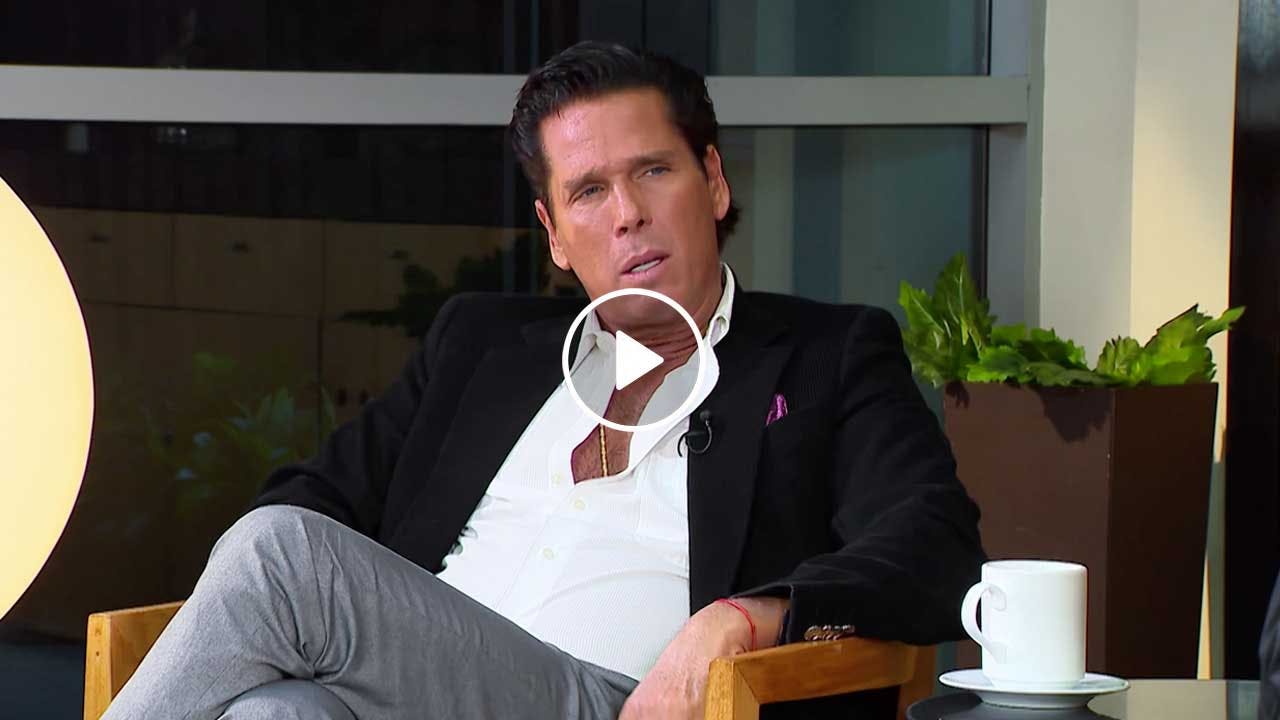 Roberto Palazuelos espera una buena pareja, por ahora disfruta soltería.