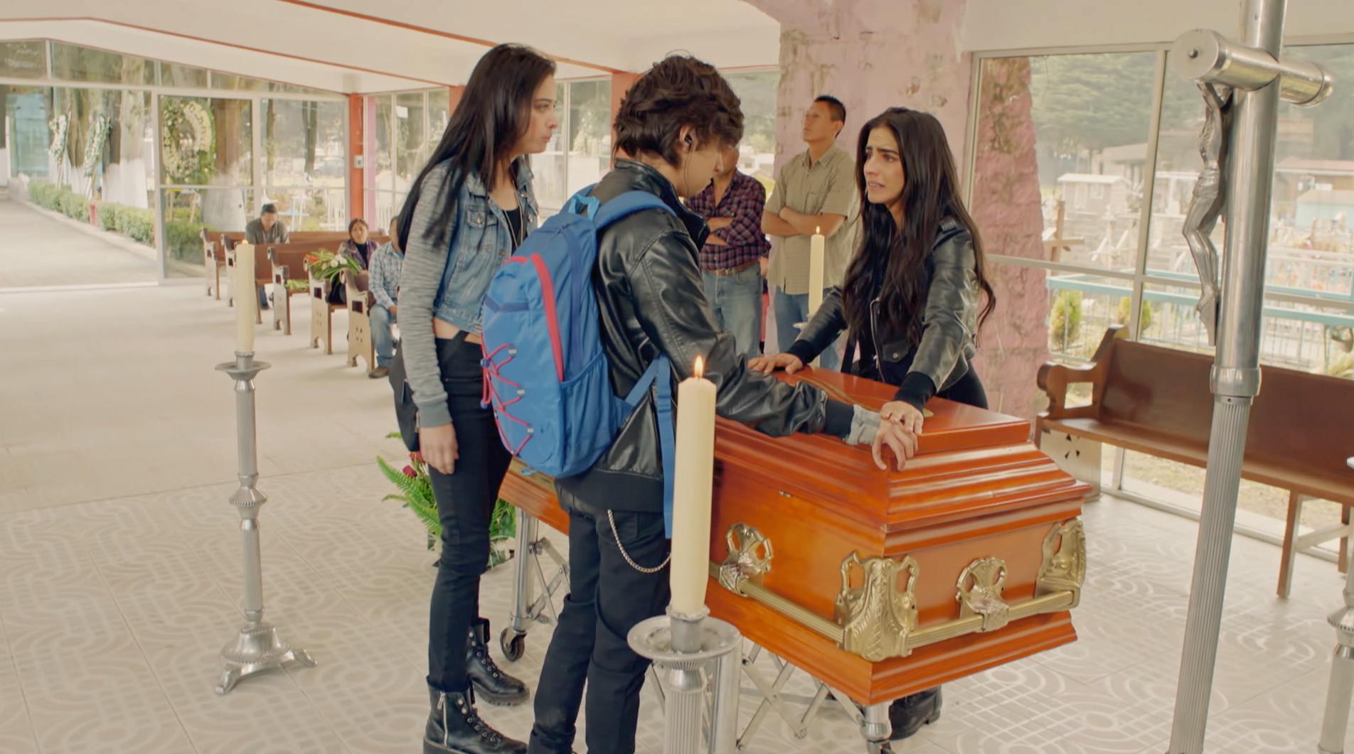 Rosario Tijeras | Capítulo 12 Temporada 2 | La sepultura de la madre de Rosario