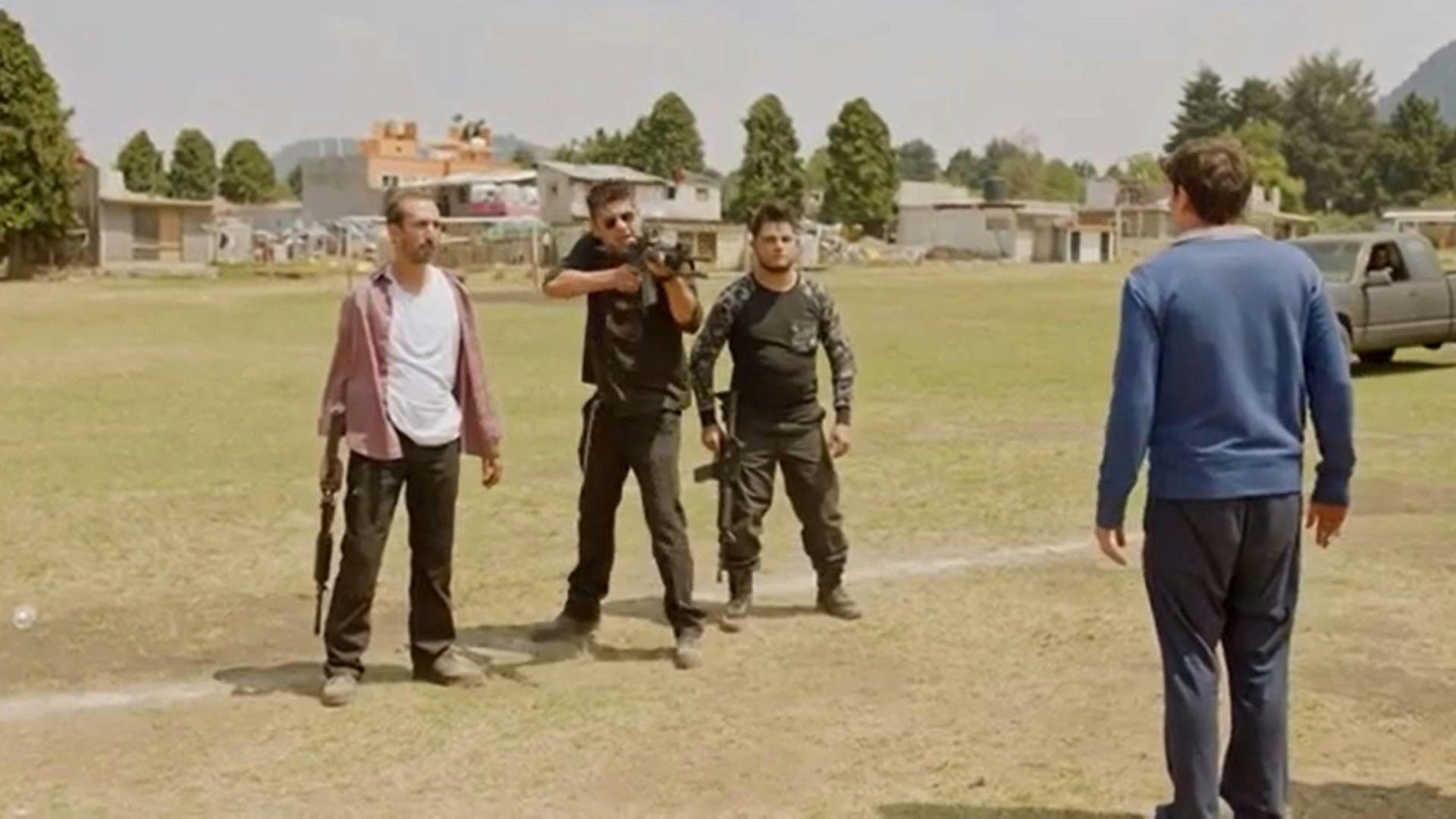 Rosario Tijeras | Capítulo 56 Temporada 2 | Toxina se va contra todos en el campo de futbol